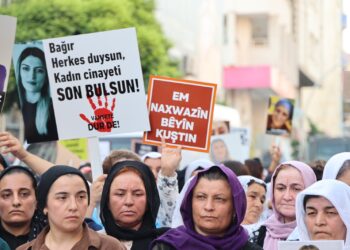 Jin ji bo Gulîzar Yildiz meşiyan 