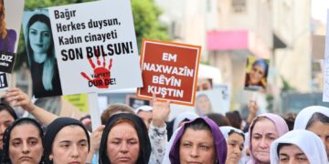 Jin ji bo Gulîzar Yildiz meşiyan 