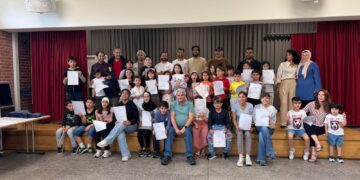 Şagirtên xwendegeha kurdî bawernameyên xwe girtin