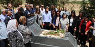 Siyasetmedar Yazar li ser gora xwe hate bibîranîn