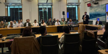 Parlamentoyê Îngilîstanî de seba dokumenterê ‘Rojava’ eleqeyo pîl