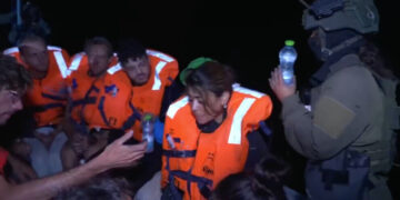 Îsraîl rêwiyên keştiya ‘azadiyê’ dersînor dike