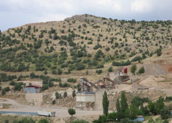 Kî çiya, çem û gundên Botanê talan dike?