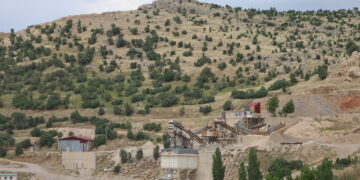 Kî çiya, çem û gundên Botanê talan dike?