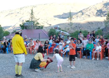 Amed de Şayîyê Gedeyan ê Dewan dest pêkenê