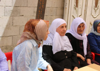 Ji bo endamên YPG, YPJ û HSDê konên şînê danîn