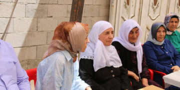 Ji bo endamên YPG, YPJ û HSDê konên şînê danîn