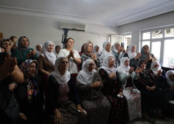 Bi komî merasîm temaşe kirin