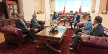 Şandeya Îmraliyê bi Ozgur Ozel re hevdîtin kir