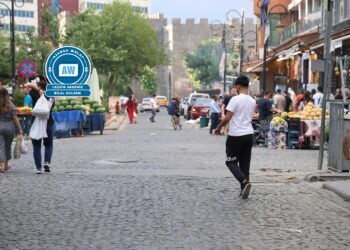 Welatî ji dikandaran, dikandar jî ji turistan ne razî ne