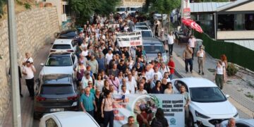 Emîne Ocak li kêleka kurê xwe hat definkirin