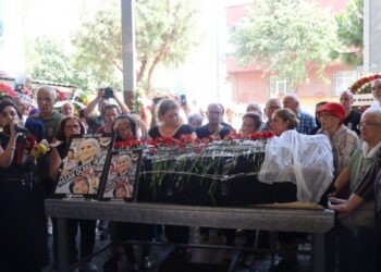 Emîne Ocak li kêleka kurê xwe hat definkirin