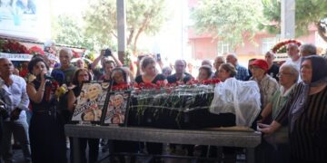 Emîne Ocak li kêleka kurê xwe hat definkirin