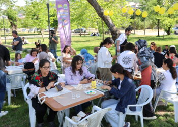 Jin û zarokan di çarçoveya mîhrîcanê de çante boyax kirin