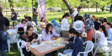 Jin û zarokan di çarçoveya mîhrîcanê de çante boyax kirin