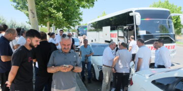 Ji bo merasîma çek şewitandinê ji Amedê bi rê ketin