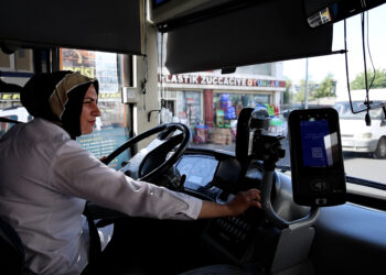 ‘Demo ke dayîkî mi dîreksîyon ser o vînenê, zaf keyfweş benê’