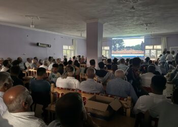 Gel bi baldarî sînevîzyona merasimê temaşe dike