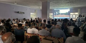 Gel bi baldarî sînevîzyona merasimê temaşe dike