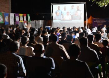 Bi eleqeyeke mezin bangê temaşe dikin