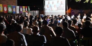 Bi eleqeyeke mezin bangê temaşe dikin