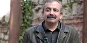 Meletî de nameyê Sirri Sureyya Onderî yew papolî rê ame dayene