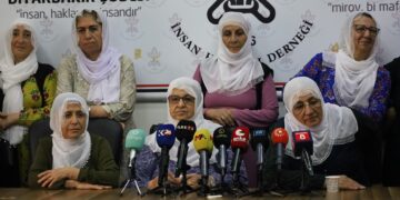 Dayîkê Aştîye: Çareserîyî rê verî ziwanê kurdkî qebul bikerê