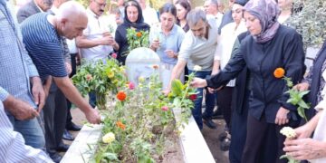 Rojnameger Huseyîn Denîz li ser gora xwe hat bîranîn