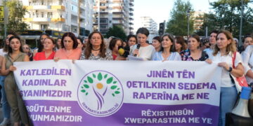 ‘Em zanin ku kuştinên jinan polîtîk in’