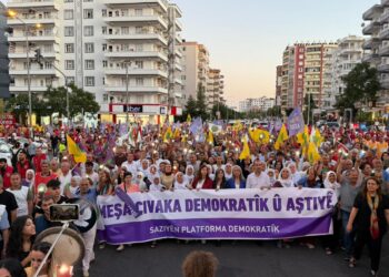 Li Amedê bi hezaran kes ji bo ‘Civaka Demokratîk’ meşiyan