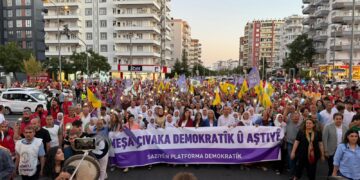 Li Amedê bi hezaran kes ji bo ‘Civaka Demokratîk’ meşiyan