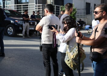 Di daxuyaniyê de polîsan astengî ji nûçegihan re derxist