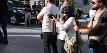 Di daxuyaniyê de polîsan astengî ji nûçegihan re derxist