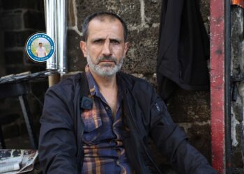 ‘No kuçe de verî vengê çakûçan berz biyêne’