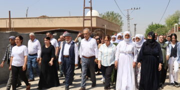 Bi girseyî çûn şîna endamê YPGê