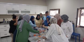 Jin di atolyeya findan de piştgiriya hev dikin