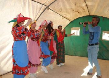 Koçberê Efrînî mîyanê zehmetîyan de kultur û hunerê xo ganî tepîşenê