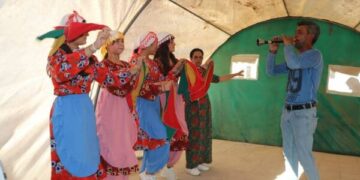 Koçberê Efrînî mîyanê zehmetîyan de kultur û hunerê xo ganî tepîşenê