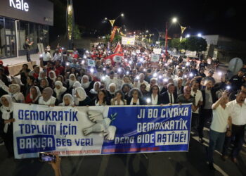 Li Wan û Îzmîrê bi hezaran ji bo aştiyê meşiyan: Birêz Ocalan derî vekir