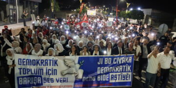 Li Wan û Îzmîrê bi hezaran ji bo aştiyê meşiyan: Birêz Ocalan derî vekir