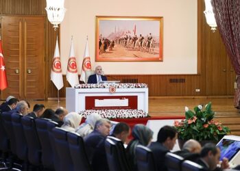 Kurtulmuş: Em ê raporeke xurt ji bo demokratîkbûnê peşkeş bikin