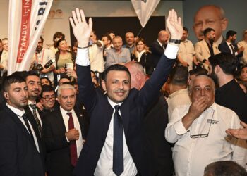 Rêveberiya CHPa Stenbolê ji wezîfeyê hate girtin