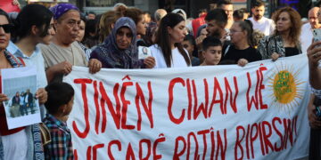 Li Amedê ji bo Rojîn Kabaîş meşiyan