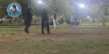 Bekçî bi keleşan li nav parqan digerin