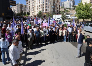 ‘Kesê ke xoza reyde aştî nêkerê, nêeşkenê merdiman reyde bikerê’