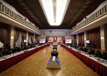 Navên akademîsyenên di komîsyonê de biaxivin diyar bûn