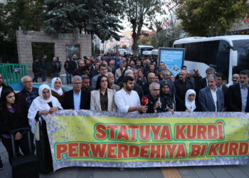 Polîsan meşa ji bo zimanê Kurdî asteng kir!