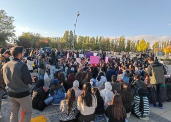 Xwendekarên YYUyê bang li rektor dikin: Heta pirsên me nebersivîne em ji vir naçin