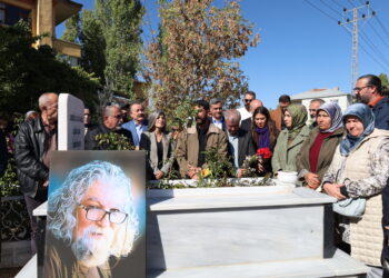 Rojnamegeran Necmettîn Salaz li ser gora wî bi bîr anî