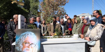 Rojnamegeran Necmettîn Salaz li ser gora wî bi bîr anî